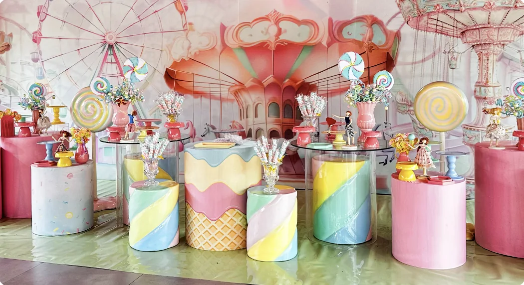 Espaço Festa Nico da Nicolândia decorado com tema de doces, banquetas de sorvete e pirulitos gigantes